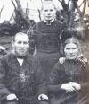 Nils Torbjørnsen Musland og Anna Jonsdotter Kaldestad med dottera Nilsina Nils Torbjørnsen Musland og Anna Jonsdotter Kaldestad med dottera Nilsina